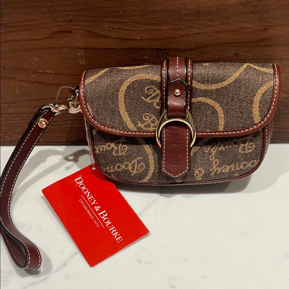 🔥‼️BRAND NEW Dooney & Bourke Brown and Gold Monogram Wristlet‼️🔥